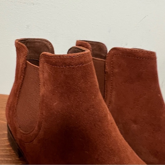 Clarks Trish Chelsea Suede Mahogany Fall Ankle Boots NEW 7 - Picture 3 of 12